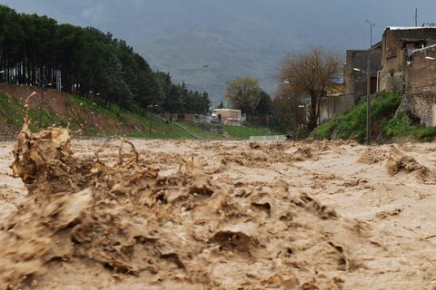 جاری شدن سیلاب در جاده انارک-نایین/ یک بند خاکی برید